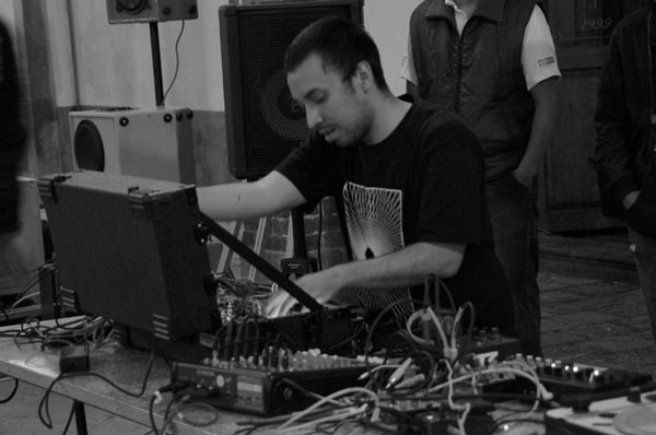 Rodrigo de León Garza en el concierto anticipado del primer encuentro de música experimental y arte sonora en Tlaxco/Tlaxcala